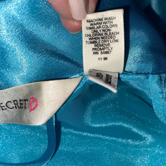 🎉🎊🎉HOST PIC🎉🎊🎉Vintage Victoria’s Secret liquid satin robe, one size blue - Picture 11 of 12